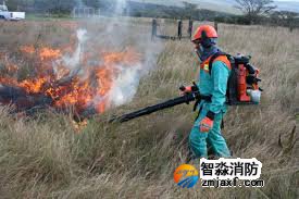 他給消防員送飲品，結(jié)果消防員找上門對他說